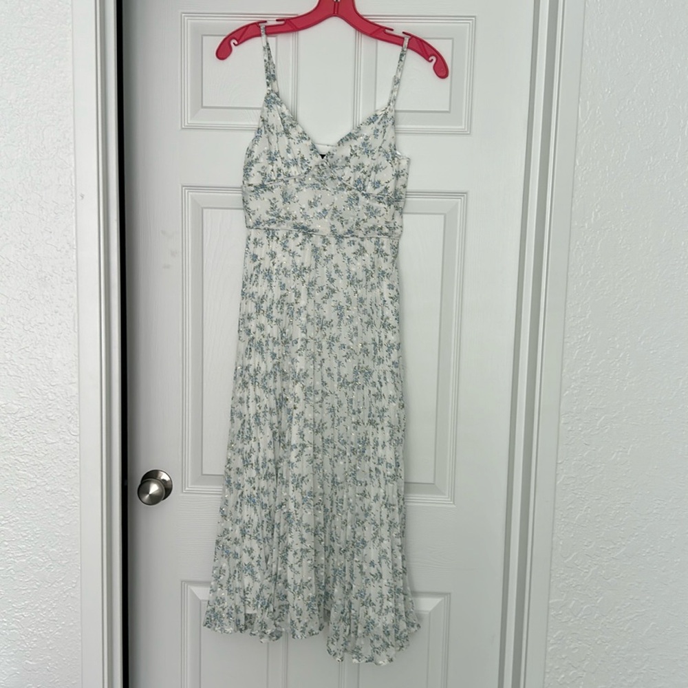 Gorgeous floral midi dress from Lulus!